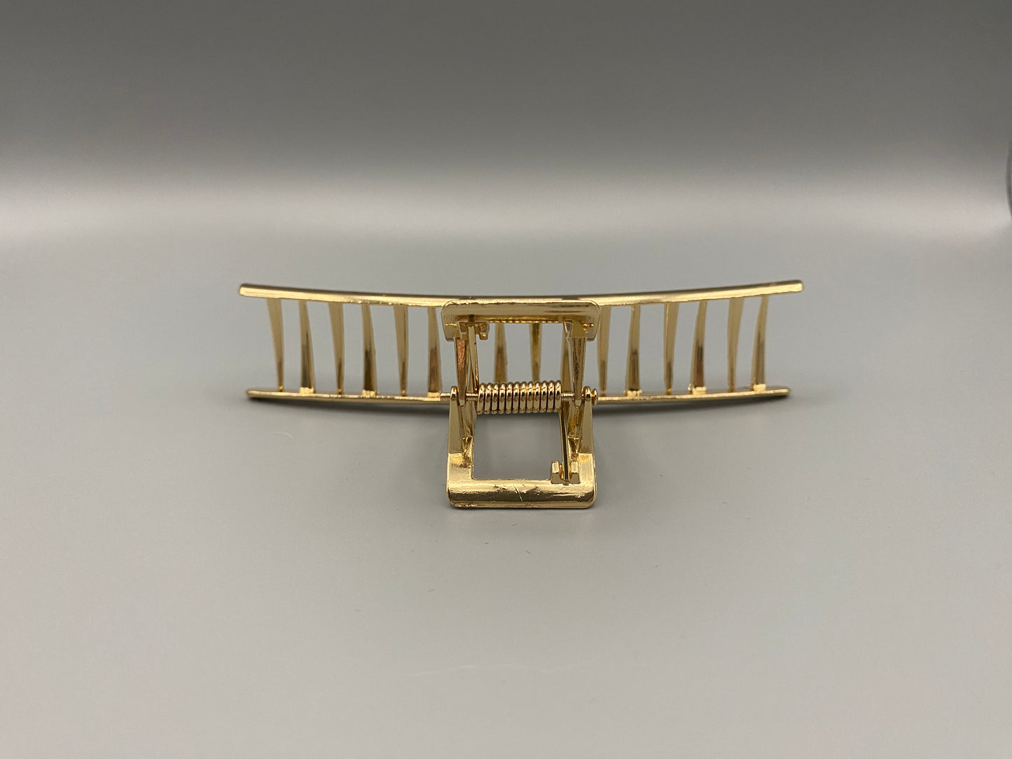 “The Luxe Claw Clip Metal Bow in Gold, crafted from high-quality, durable metal. Measures 11 cm, featuring a luxurious gold finish and unique link design. Perfect for securing various hair types and styles, suitable for both everyday wear and special occasions.”