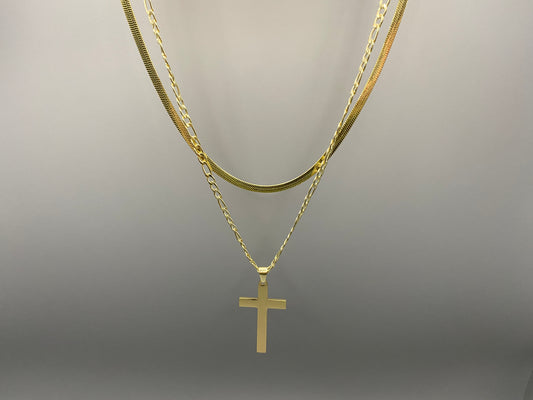 “Men’s Twin Chain Cross Necklace: A stylish 18k gold plated stainless steel necklace featuring a twin chain design with a gold cross pendant. Perfect for teens and adults, this fine jewelry piece is unisex and measures 45 cm with a 5 cm extender.”