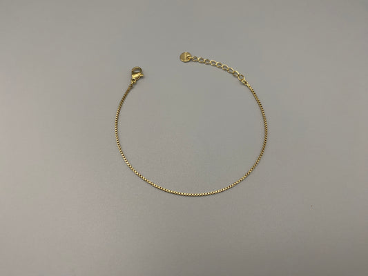 “Venice Fine Box Chain Bracelet in Gold. Made from 316L stainless steel, this 18+3cm adjustable bracelet is gold plated, eco-friendly (nickel and lead-free), and waterproof. Stylish and practical, it adds a touch of elegance to any jewellery collection.”