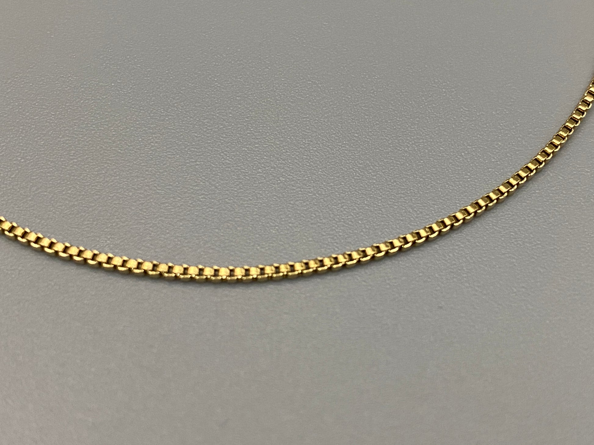 “Venice Fine Box Chain Bracelet in Gold. Made from 316L stainless steel, this 18+3cm adjustable bracelet is gold plated, eco-friendly (nickel and lead-free), and waterproof. Stylish and practical, it adds a touch of elegance to any jewellery collection.”