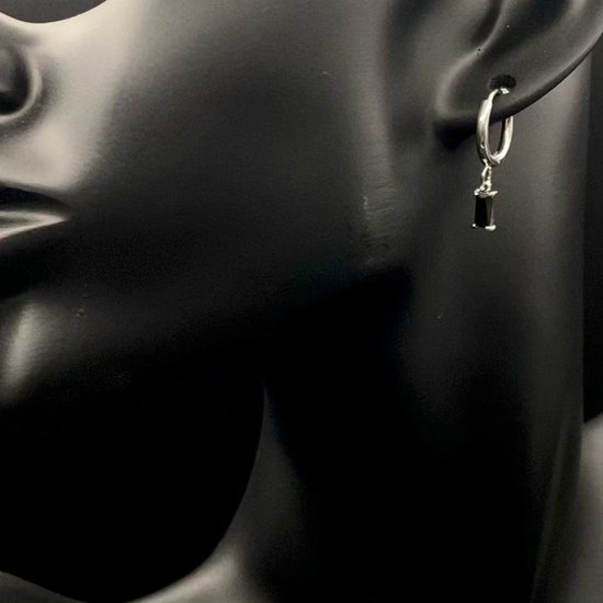 “Marilla Earrings Silver: Elegant drop earrings featuring dazzling zircon stones set in high-quality stainless steel, plated with silver.
Waterproof and tarnish-free, perfect for daily wear and long-lasting beauty.”