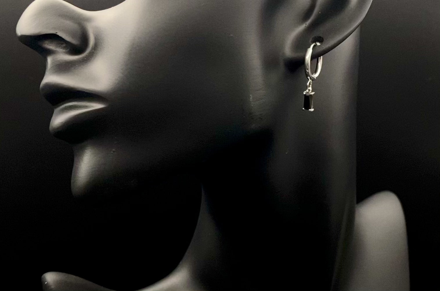 “Marilla Earrings Silver: Elegant drop earrings featuring dazzling zircon stones set in high-quality stainless steel, plated with silver.
Waterproof and tarnish-free, perfect for daily wear and long-lasting beauty.”