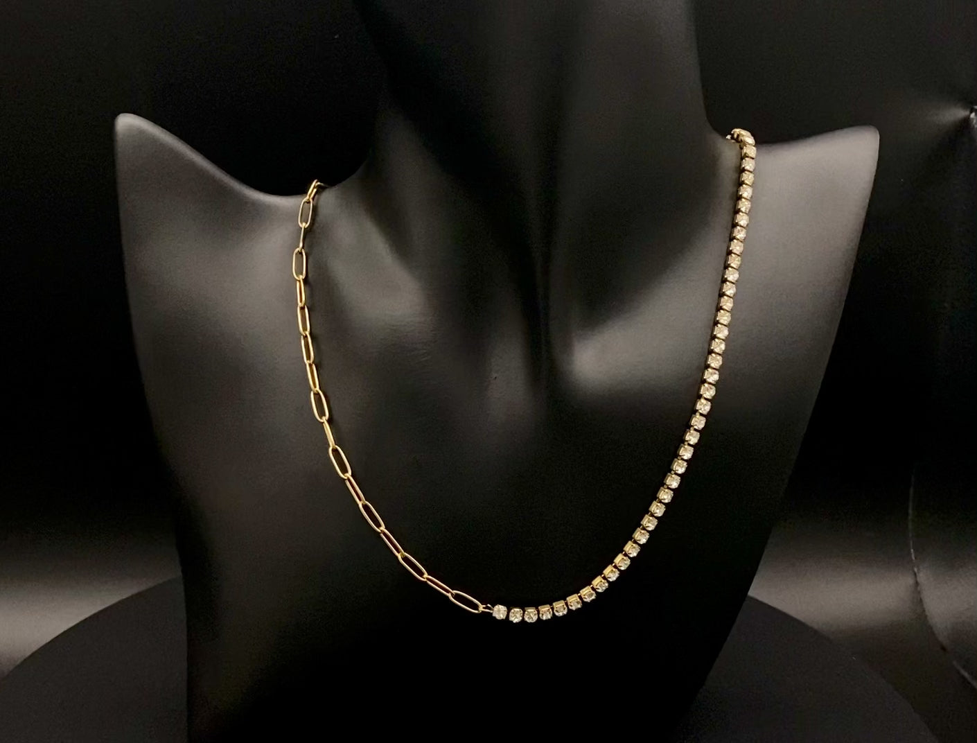 “Gemma Necklace in gold with iced-out zircon paperclip chain, crafted from tarnish-free stainless steel and plated with 18K gold. Measures 45 cm in length with a 5 cm adjustment. Waterproof and perfect for daily wear or special occasions.”