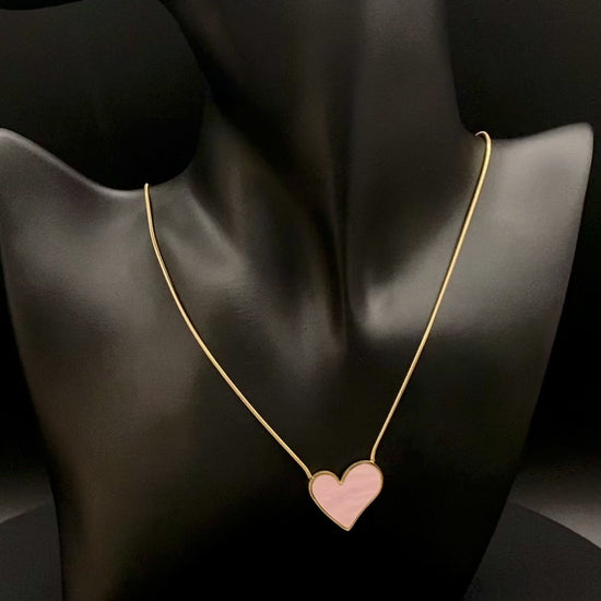 Paris Pink Heart Necklace. Big love heart pendant on a sleek snake chain. High-quality stainless steel, gold-plated. Measures 46 cm + 5 cm adjustment. Elegant princess cut heart pendant. Versatile for daily wear or special occasions.