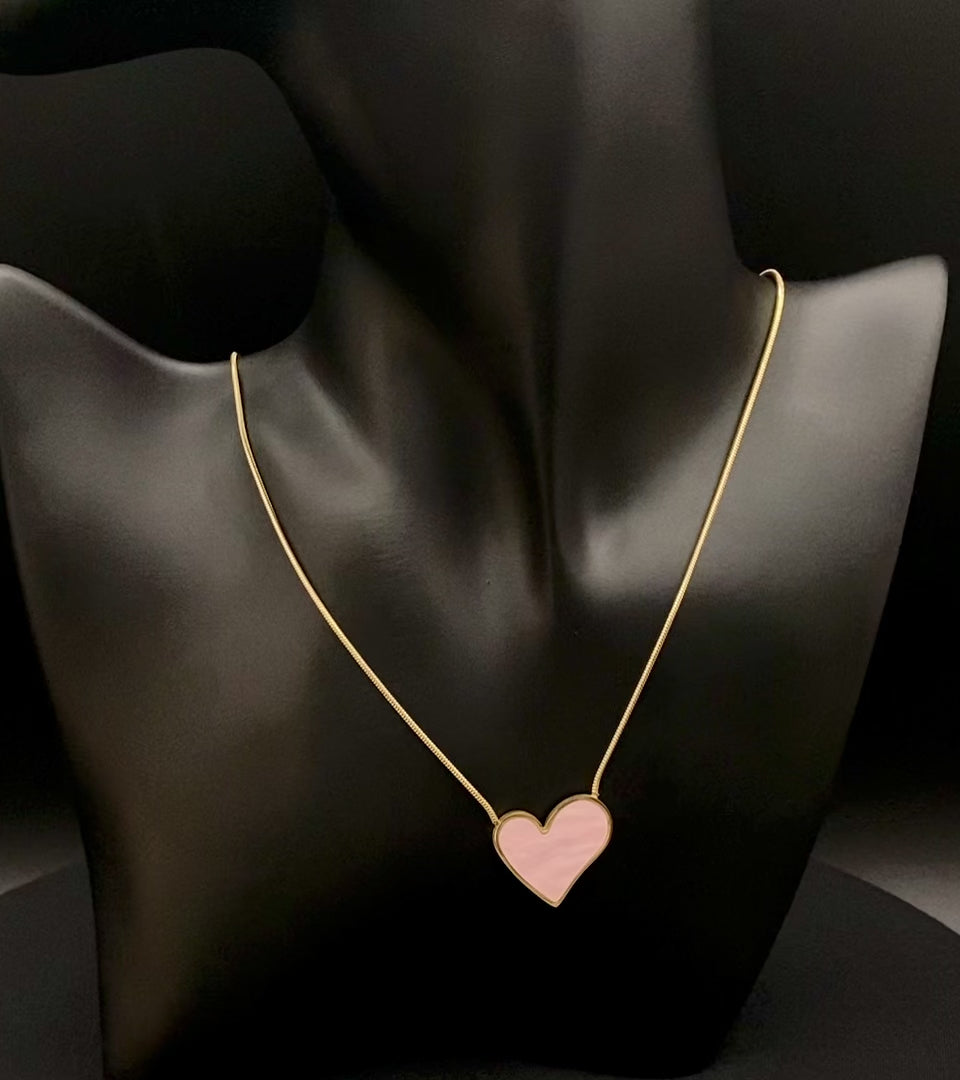 Paris Pink Heart Necklace. Big love heart pendant on a sleek snake chain. High-quality stainless steel, gold-plated. Measures 46 cm + 5 cm adjustment. Elegant princess cut heart pendant. Versatile for daily wear or special occasions.