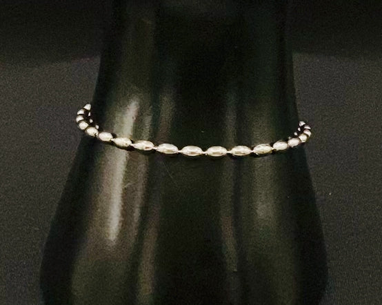 “Elliptica Bracelet in silver with connected oval-shaped links, featuring a modern and sophisticated design. Made from durable stainless steel with a silver finish. Measures 17 cm with a 3 cm extender for adjustable fit.”