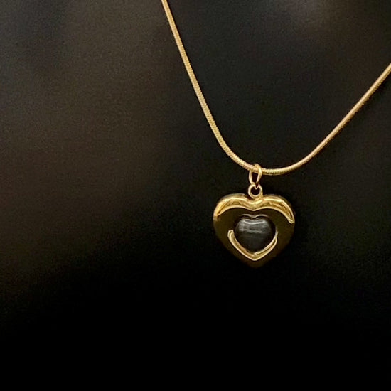 Lucia Heart Gold Necklace. Heart-shaped pendant with obsidian stone. High-quality stainless steel, 18k gold plated. Measures 40 cm + 5 cm adjustment. Trendy, fashionable, environmentally friendly. Suitable for anniversaries, gifts, parties, and daily wear.