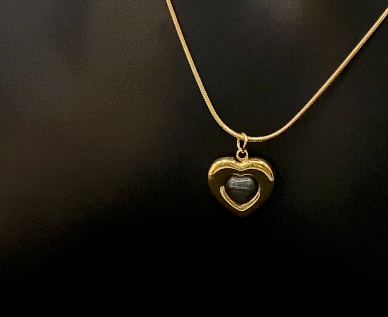 Lucia Heart Gold Necklace. Heart-shaped pendant with obsidian stone. High-quality stainless steel, 18k gold plated. Measures 40 cm + 5 cm adjustment. Trendy, fashionable, environmentally friendly. Suitable for anniversaries, gifts, parties, and daily wear.