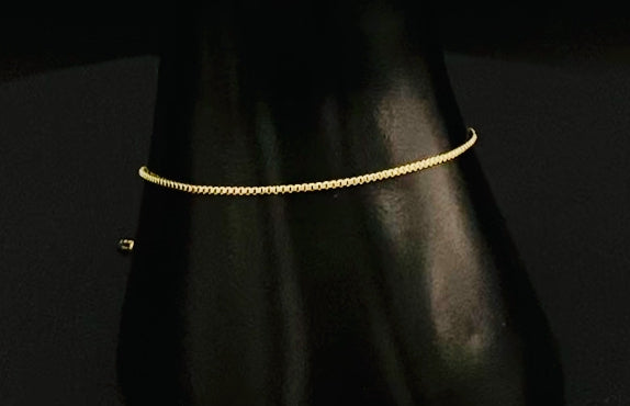 “Venice Fine Box Chain Bracelet in Gold. Made from 316L stainless steel, this 18+3cm adjustable bracelet is gold plated, eco-friendly (nickel and lead-free), and waterproof. Stylish and practical, it adds a touch of elegance to any jewellery collection.”
