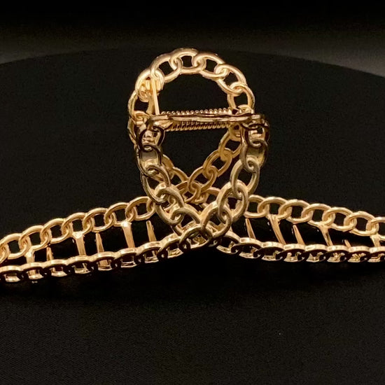 “The Luxe Claw Clip Metal Link in Gold, crafted from high-quality, durable metal. Measures 11 cm, featuring a luxurious gold finish and unique link design. Perfect for securing various hair types and styles, suitable for both everyday wear and special occasions.”