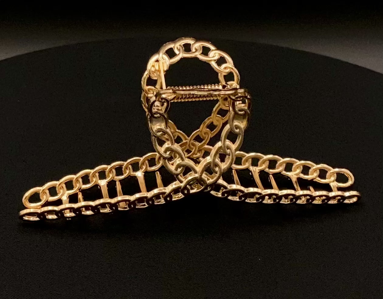 “The Luxe Claw Clip Metal Link in Gold, crafted from high-quality, durable metal. Measures 11 cm, featuring a luxurious gold finish and unique link design. Perfect for securing various hair types and styles, suitable for both everyday wear and special occasions.”