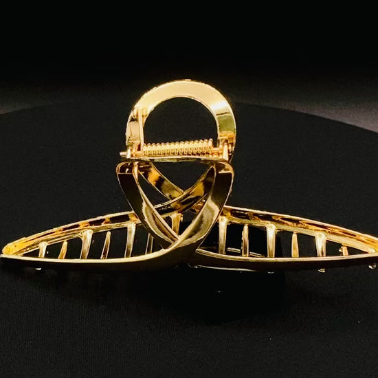 “The Luxe Claw Clip Metal Bow in Gold, crafted from high-quality, durable metal. Measures 11 cm, featuring a luxurious gold finish and unique link design. Perfect for securing various hair types and styles, suitable for both everyday wear and special occasions.”