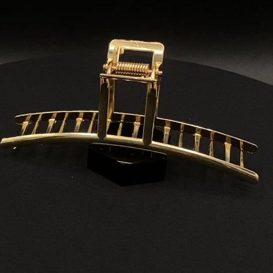 “The Luxe Claw Clip Metal Bow in Gold, crafted from high-quality, durable metal. Measures 11 cm, featuring a luxurious gold finish and unique link design. Perfect for securing various hair types and styles, suitable for both everyday wear and special occasions.”