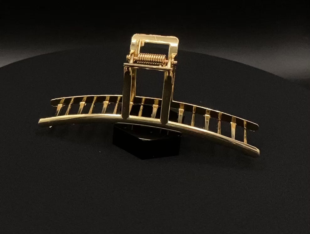 “The Luxe Claw Clip Metal Bow in Gold, crafted from high-quality, durable metal. Measures 11 cm, featuring a luxurious gold finish and unique link design. Perfect for securing various hair types and styles, suitable for both everyday wear and special occasions.”
