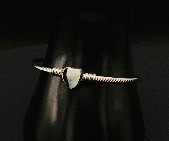 “Eternal Heart Bracelet in silver with silver plating, featuring a delicate heart charm. Made from durable stainless steel, waterproof and non-tarnish. Suitable for everyday wear and special occasions.”
