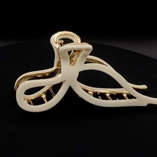 “Anastasia hair clip, an elegant accessory with intricate details and a luxurious finish, perfect for casual and formal occasions. Made from high-quality metal, measuring approximately 11cm in length.”