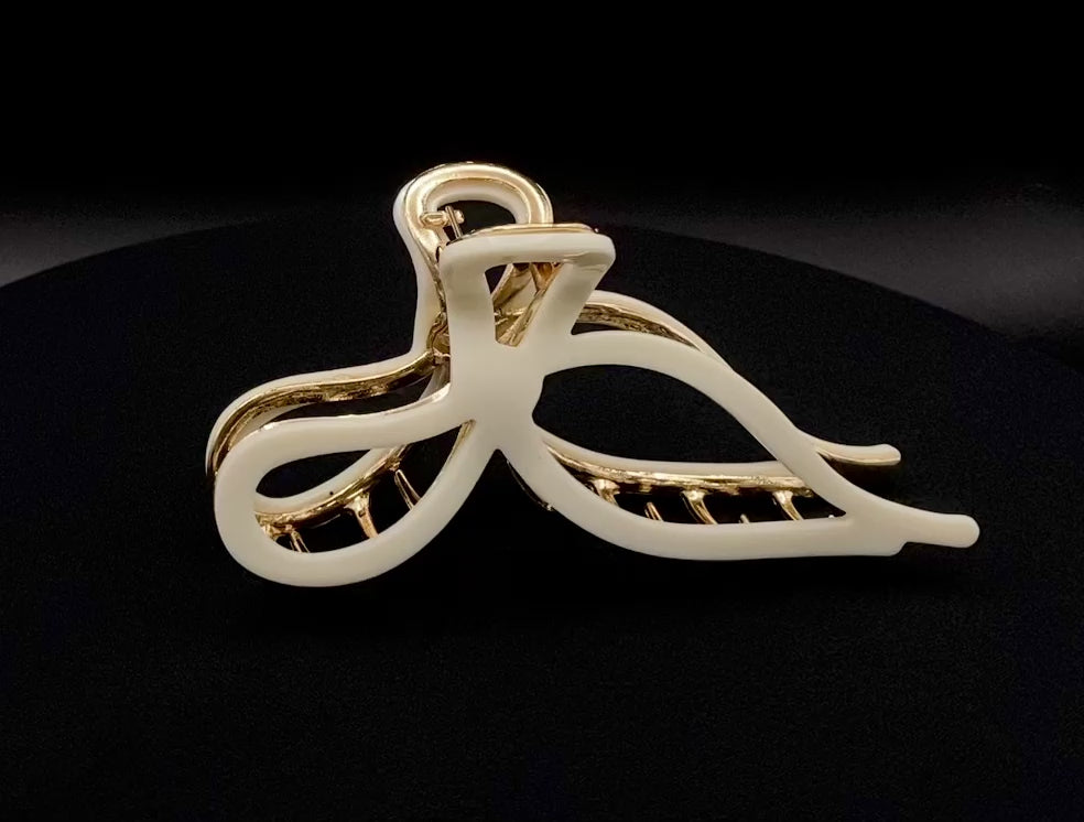 “Anastasia hair clip, an elegant accessory with intricate details and a luxurious finish, perfect for casual and formal occasions. Made from high-quality metal, measuring approximately 11cm in length.”