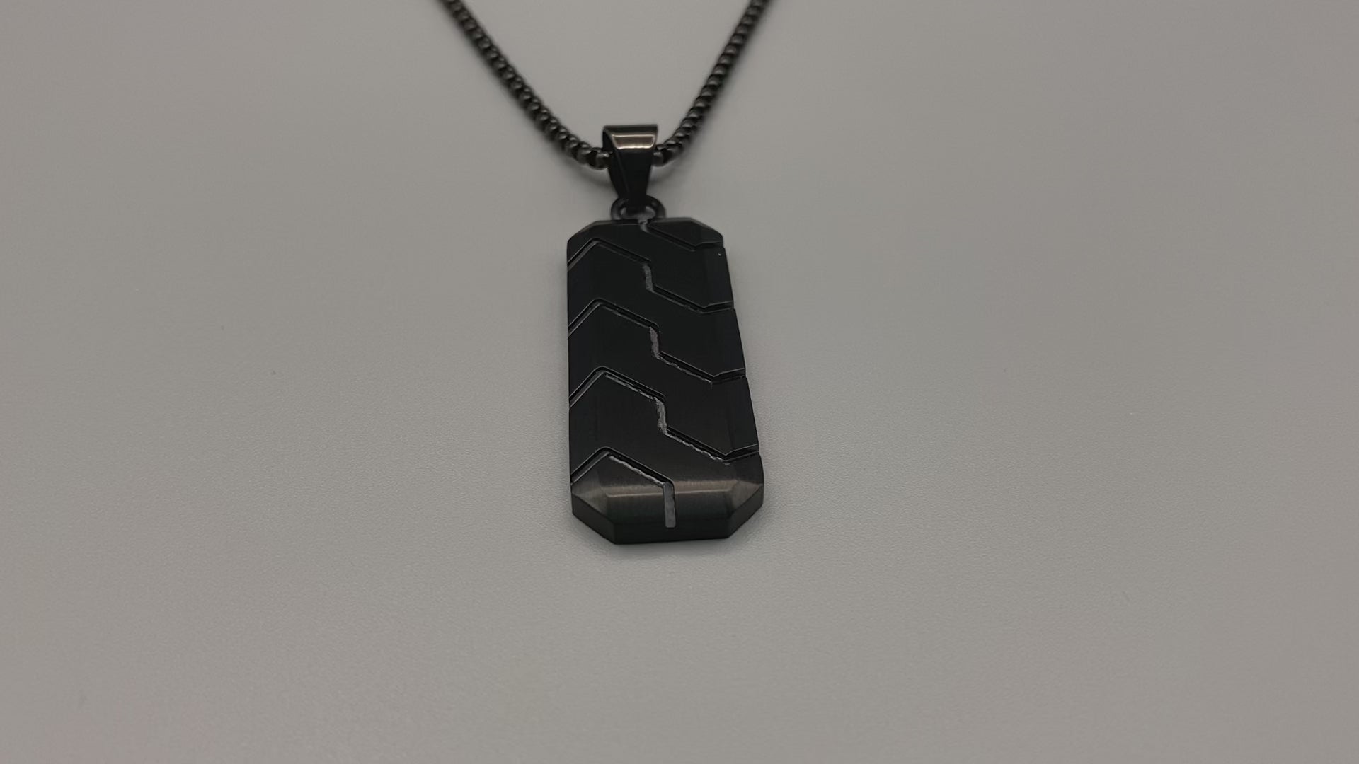 Sentinel Men’s Dog Tag Black Chain. Classic yet contemporary design. High-quality stainless steel with a sleek black finish. Dog tag-inspired with a subtle pattern. Length: 30 cm. Unisex design. Comfortable strand chain for all-day wear.