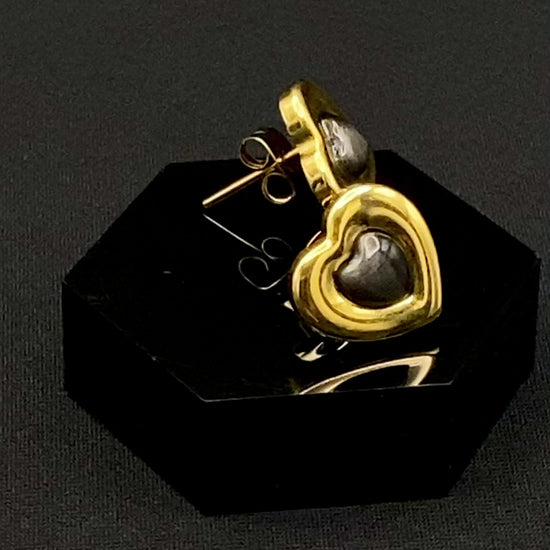 “Lucia Heart Earrings Gold: Elegant and modern heart-shaped earrings featuring an obsidian stone, set in high-quality stainless steel and plated with 18K gold. Perfect for anniversaries, gifts, parties, and daily wear.”