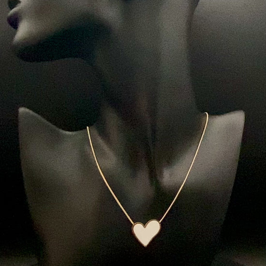 Paris Beige Heart Necklace. Big love heart pendant on a sleek snake chain. High-quality stainless steel, gold-plated. Measures 46 cm + 5 cm adjustment. Elegant princess cut heart pendant. Versatile for daily wear or special occasions.