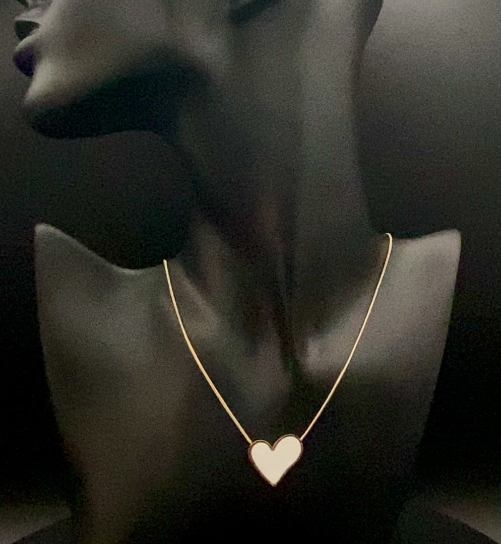 Paris Beige Heart Necklace. Big love heart pendant on a sleek snake chain. High-quality stainless steel, gold-plated. Measures 46 cm + 5 cm adjustment. Elegant princess cut heart pendant. Versatile for daily wear or special occasions.