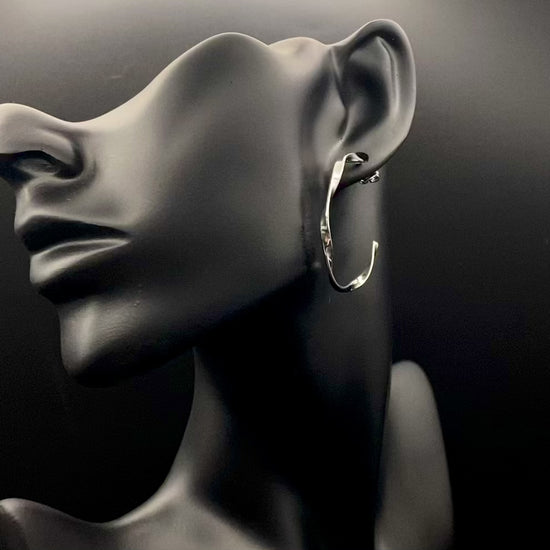 “Leanne C Shape Earrings Silver: Fashion-forward twisted wire earrings with an irregular C-shaped design, crafted from high-quality stainless steel and plated with luxurious silver. Perfect for any occasion.”