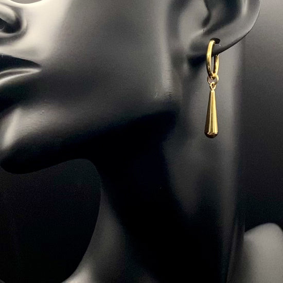 Elysian Teardrop Dangle Earrings Gold.
Exquisite Elysian Teardrop Dangle Earrings crafted from high-quality stainless steel and plated with 18K gold. Featuring an elegant water drop shape, these earrings offer a timeless vintage style. Ideal for special occasions, they add a touch of sophistication to any outfit. Durable and long-lasting, perfect for elevating your style with classic design and modern craftsmanship.