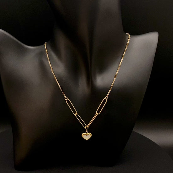 Helena Heart Necklace Gold. Versatile and elegant with a white shell heart pendant. High-quality stainless steel, 18k gold plated. Measures 43 cm + 5 cm adjustment. Waterproof, tarnish-free, environmentally friendly.