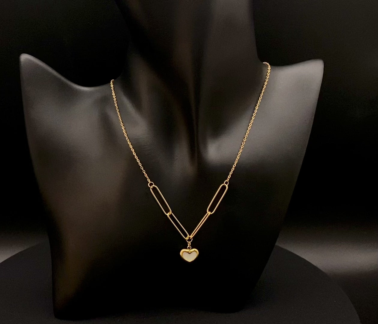 Helena Heart Necklace Gold. Versatile and elegant with a white shell heart pendant. High-quality stainless steel, 18k gold plated. Measures 43 cm + 5 cm adjustment. Waterproof, tarnish-free, environmentally friendly.