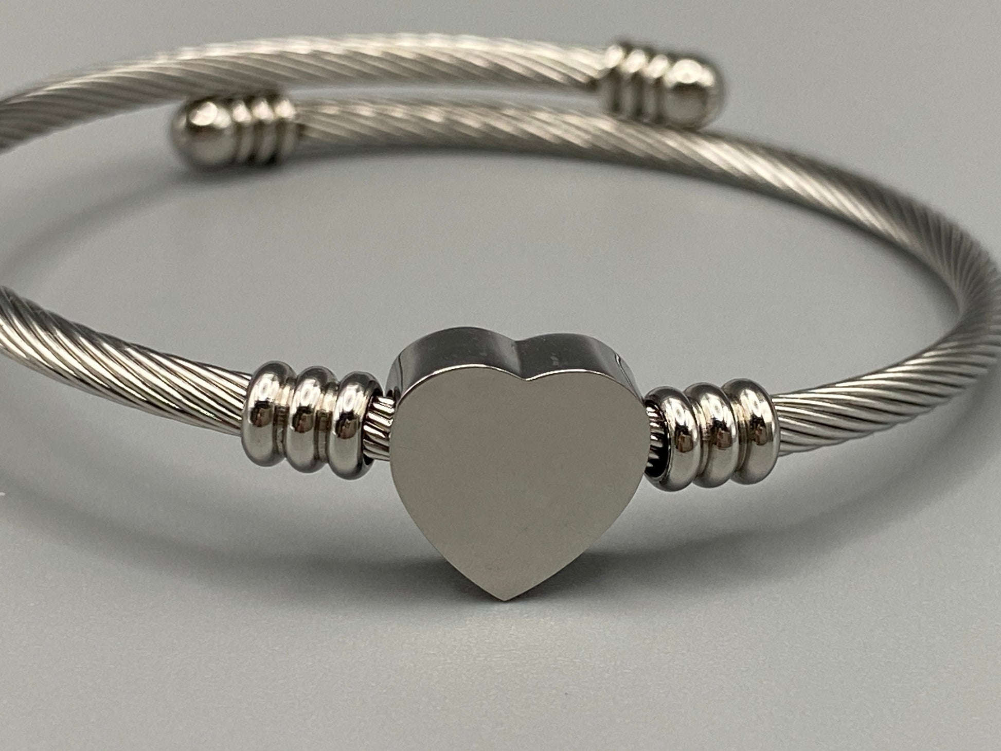 Eternal Heart Bracelet in silver with silver plating, featuring a delicate heart charm. Made from durable stainless steel, waterproof and non-tarnish. Suitable for everyday wear and special occasions.”